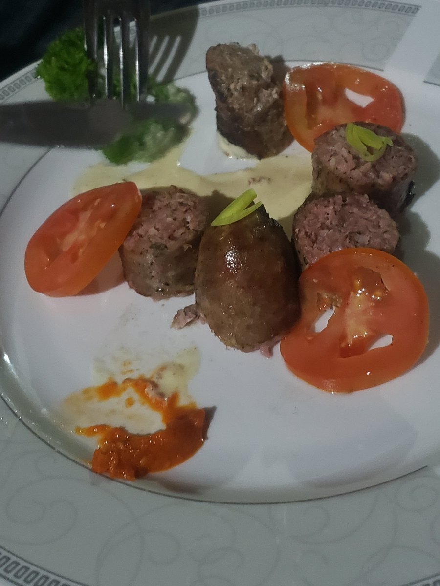NgwaYann's tweet photo. Voila alors comment le frère @PrisoHermes m'a fait découvrir un autre "polo" pour mes chops au calme toujours à Bonaberi.@LBalafon c'est le nom avec de tres bonnes saucisses😋
Et comme ça se dit là-bas;
Ô Mañda ! Ô tondi to ôsi tondi Ô Mañda
#BeriIsBae #BaeIsFood
#SalMoments https://t.co/bj5I5AVV96