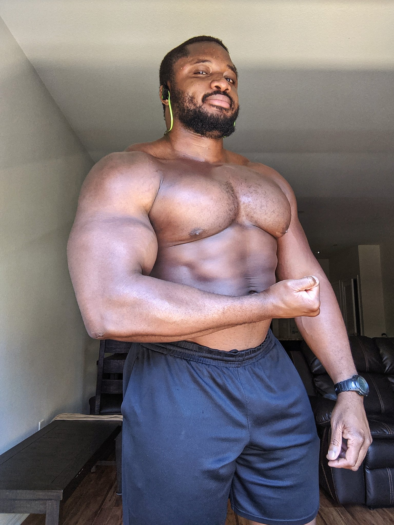 DaveZK on X: RT @CocoaMuscle: Home arms day pump 💪🏿  t.coRs4vOIATG5  X