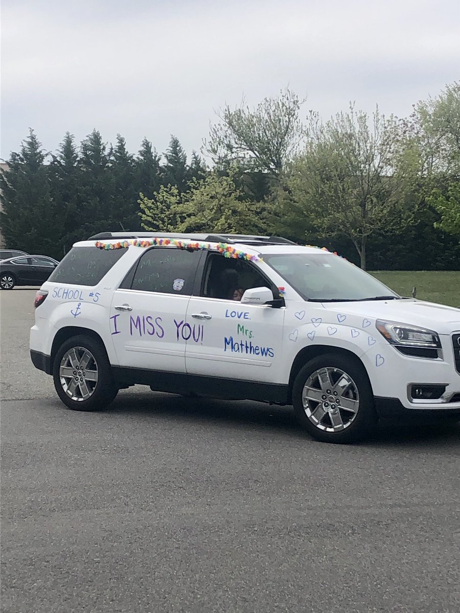 DianeProvvido's tweet photo. Perfect day for the School #5 Car Parade! 💙5️⃣⚓️🚙🚗🚘#School5Family #BigHearts #OSDProud #ApartButNeverAlone https://t.co/bi2KYaQWka