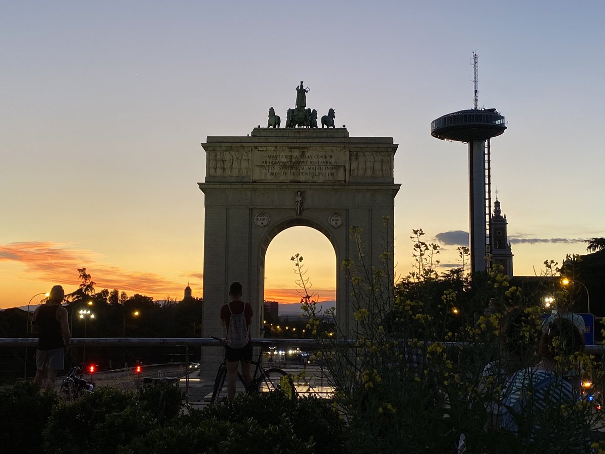 NoeliaPerezC's tweet photo. Hacía días que no veía un atardecer taaan maravilloso como el de hoy en #Madrid 🌇 #sunset https://t.co/FWYlVC67jM