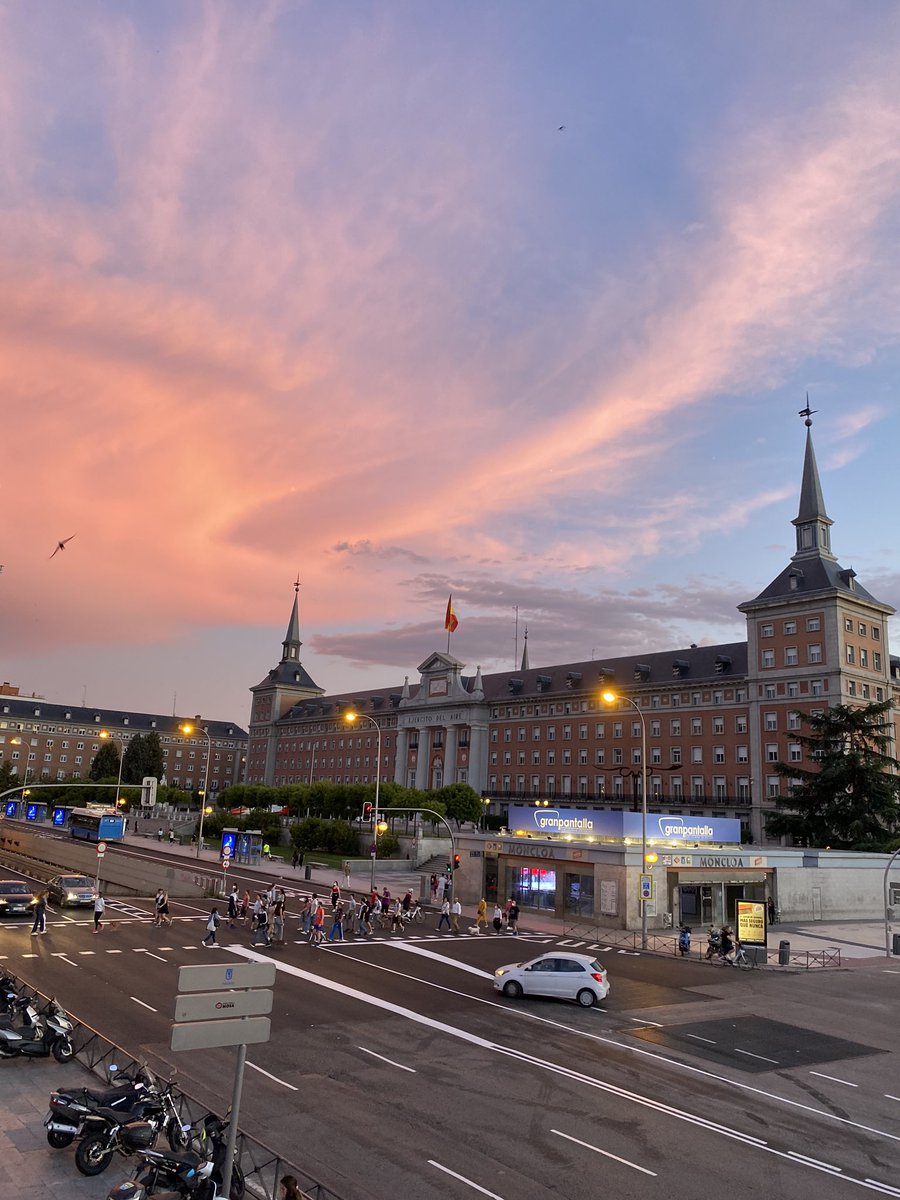 NoeliaPerezC's tweet photo. Hacía días que no veía un atardecer taaan maravilloso como el de hoy en #Madrid 🌇 #sunset https://t.co/FWYlVC67jM
