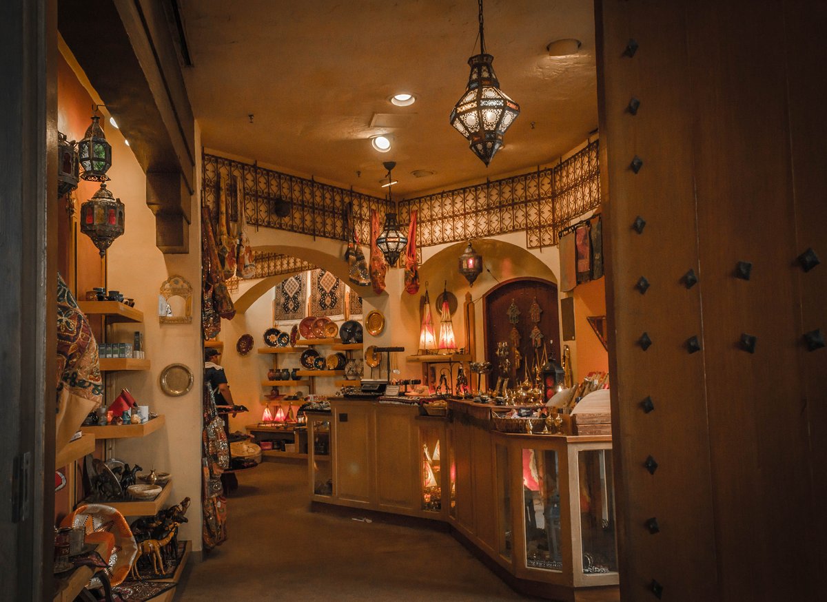 11/ Six shops adorn the pavilion, selling patrons everything from rugs to leather goods, and traditional Moroccan clothing.