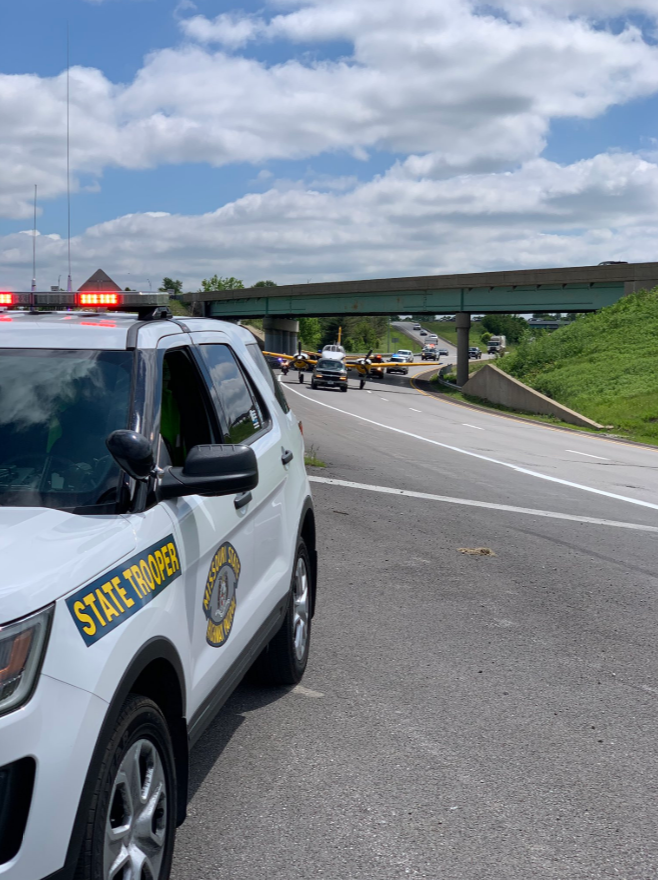 KRCG13's tweet photo. A pilot made an emergency landing on I-470 Tuesday after one of his plane's two engines started to experience sudden engine failure. 

https://t.co/og3YuaK7Ib
📷: MSHP Troop A https://t.co/cCrSokSE9c