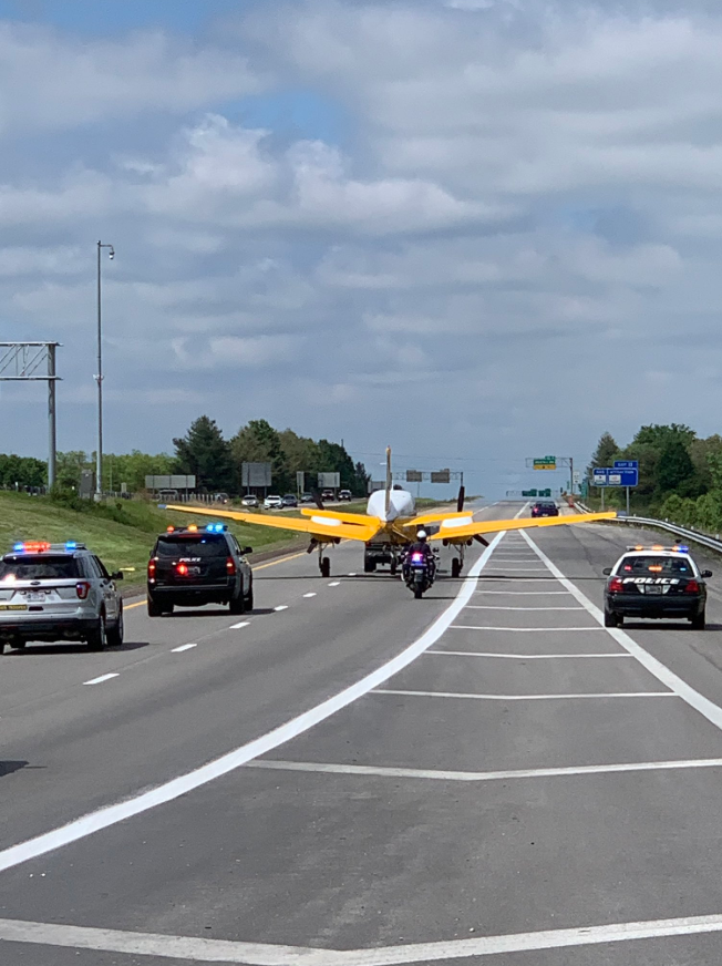 KRCG13's tweet photo. A pilot made an emergency landing on I-470 Tuesday after one of his plane's two engines started to experience sudden engine failure. 

https://t.co/og3YuaK7Ib
📷: MSHP Troop A https://t.co/cCrSokSE9c