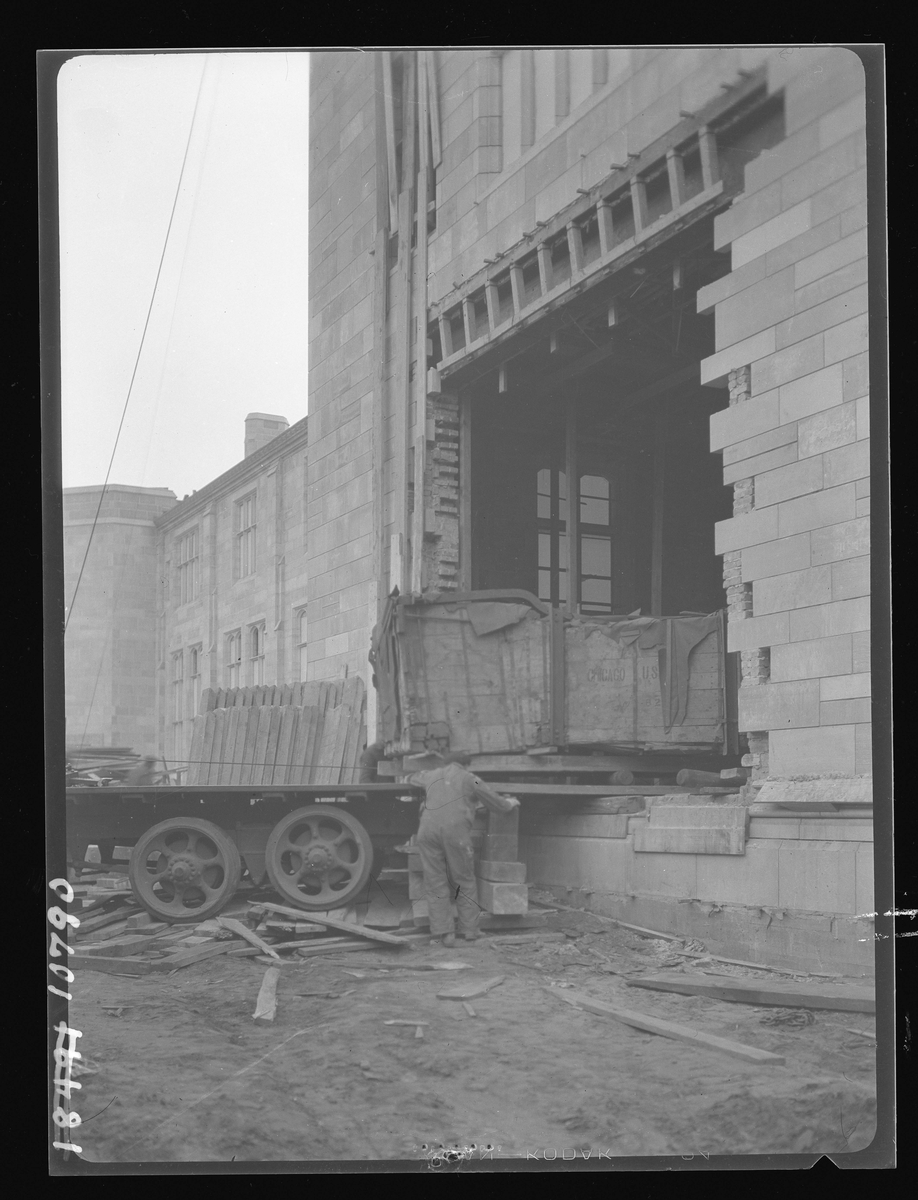 Upon arriving in Chicago, the Lamassu already being severed in pieces, the boxes are loaded into a museum, and the Lamassu is put back together, and cemented into the ground. Never to move again.