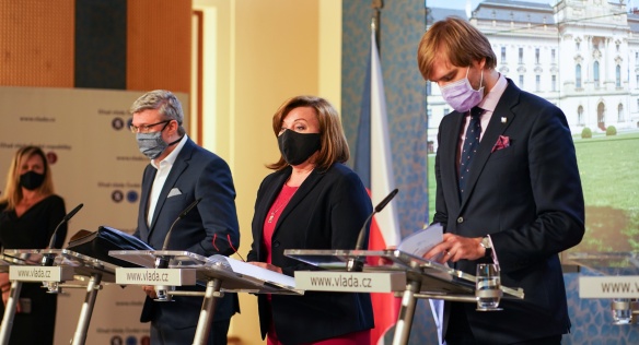 But Austria only looks good until you compare it to the Czech Republic, where public officials (and everybody else) adopted masks before the rest of Europe. Their infection rate is less than half Austria’s Here’s a Czech press conference---all officials wear masks. 13/16