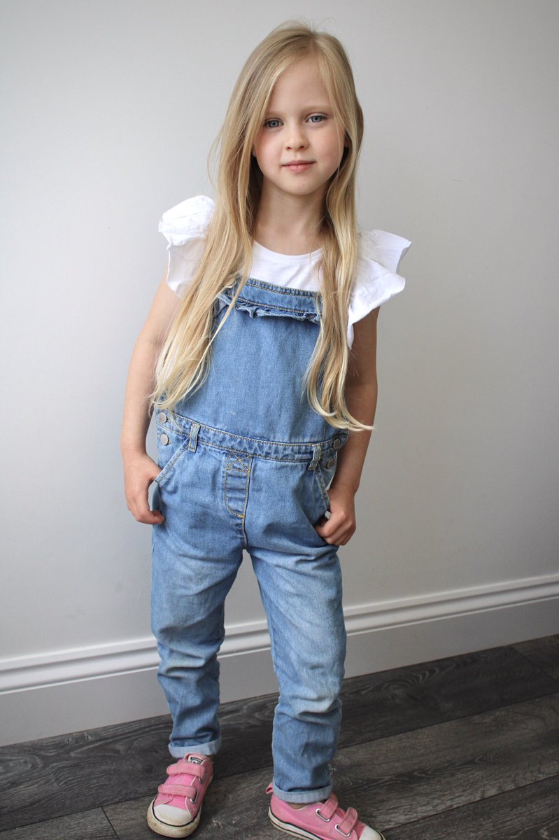 AliceEloiseLing's tweet photo. Loving dungarees- while trying to get some updated photos. @SKingCasting @SallyKingAgency #updates #skingcasting #sallykingcasting #sallyking #minimodel #denim #updates #headshots #6yearsold #blondie https://t.co/WRe5TY1uML