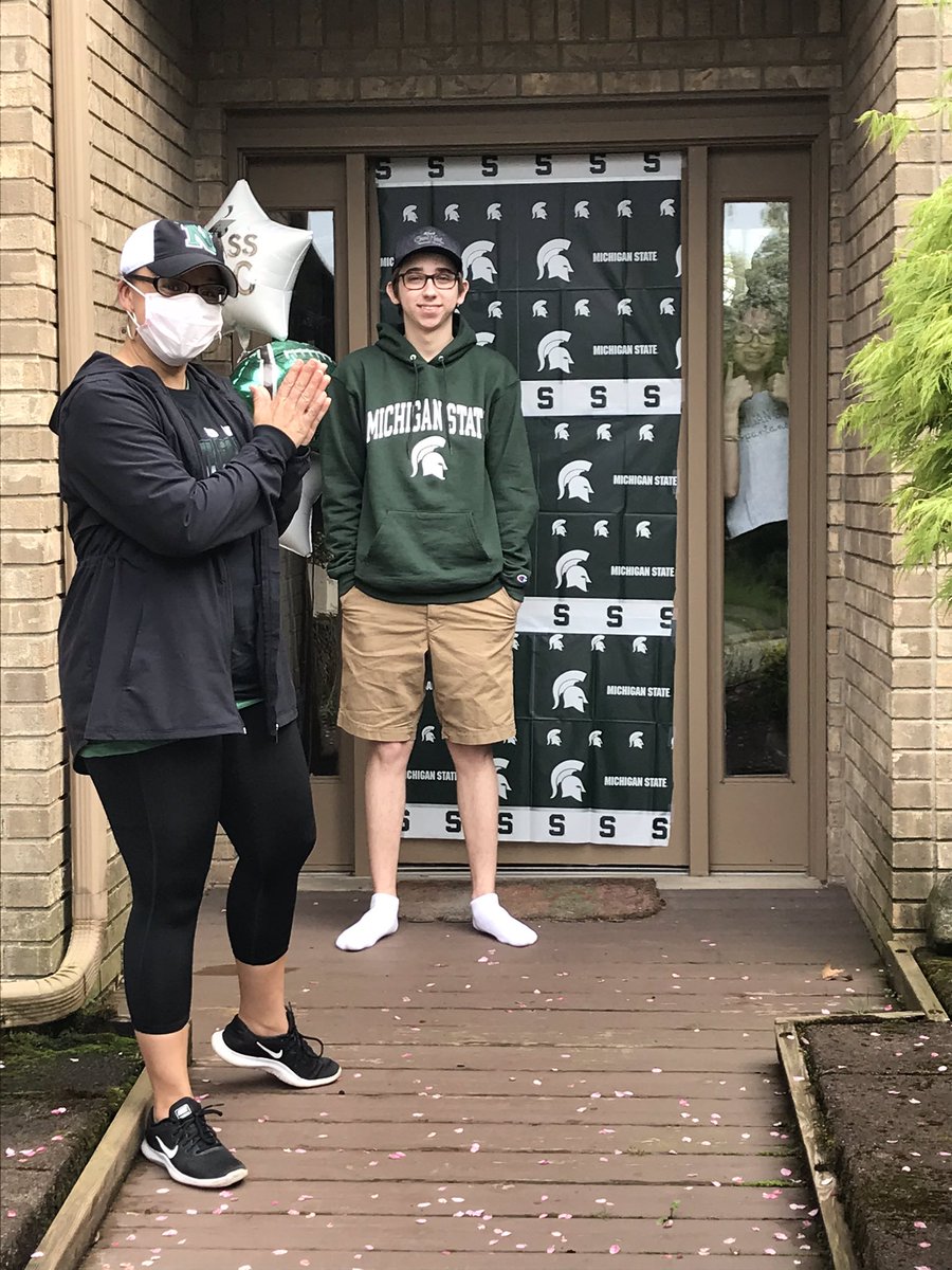 plebazz's tweet photo. Thank you, Mrs. Carter! Delivered Jake’s cap and gown all the way out to Rochester Hills. We are grateful and LOVED seeing you!
@nikkicarter81 #NoviTogether #NoviPride @NCSD https://t.co/Fkf1uTxZMJ