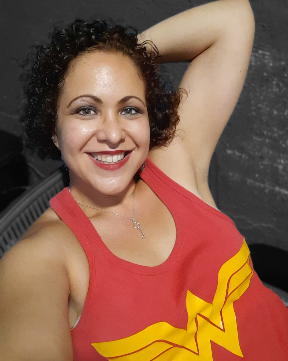 chinos771's tweet photo. "I don't need a Superman to win my lovin'
'Cause, baby, I ain't Wonder Woman"

#wonderwoman #tshirt #smiling #waiting #boredtime #lyrics #happy #singlewoman #mexicanwoman #MSF🧸 #ifeelgood #gettingold #gettingbetter #redlips https://t.co/ofqqbAAPYl