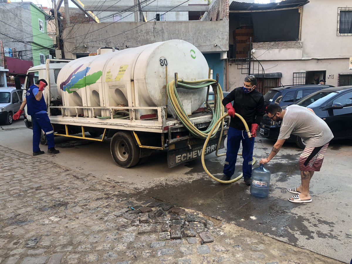 waltermolinaosv's tweet photo. #QuedateEnCasa  

#EquipoUGIS = #DGGIS #IVC 
#Barrio15  #CIUDADOCULTA 🍎32 con camión Cisterna trabajando y reforzando con la contingencia con agua potable a cada vecino todos los días🦾.

@MariaMigliore @JuanMaquieyra @mrgospedini @Salas_Gabriel https://t.co/iQhh1DdQCg