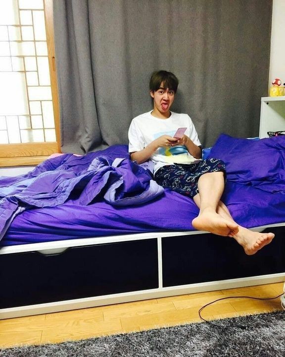 RockPJM's tweet photo. Jindíneo, vez ou outra, meu melhor amigo. (Tae, Hoseok e o clube das bonequinhas, não leiam isso.) Namjoon, veja, por favor. Olhe só como ele é amável, adorável e todos os "ável" do mundo. https://t.co/jB326ltLUR