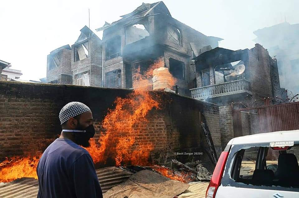 fahim_kayani's tweet image. Today houses were burnt into ashes in Srinagar by Indian occupation forces.
The world must take notice of the state terrorism of India.
#Kashmirisbleeding