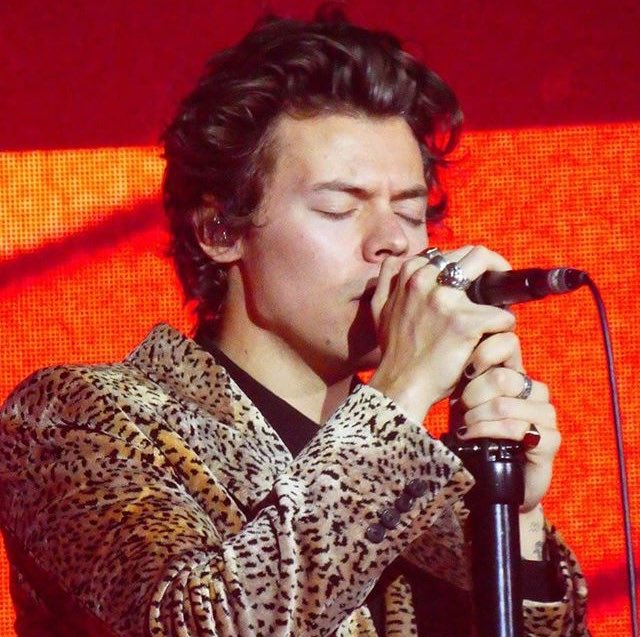 hs_est1994's tweet photo. Reminiscing these serves from 
Harry Styles : Live on Tour 2017/18
-
-
-
*a thread*
youre welcome https://t.co/YZ8ukWn11c