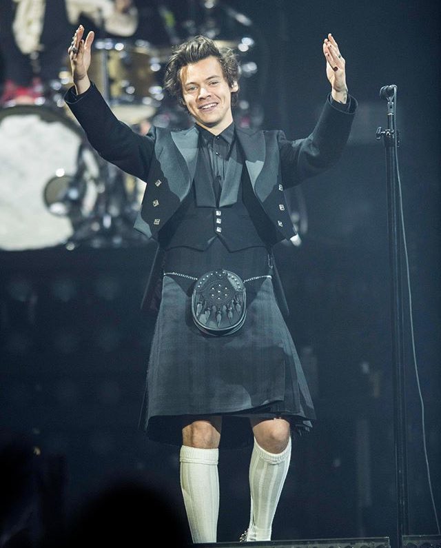 hs_est1994's tweet photo. Reminiscing these serves from 
Harry Styles : Live on Tour 2017/18
-
-
-
*a thread*
youre welcome https://t.co/YZ8ukWn11c