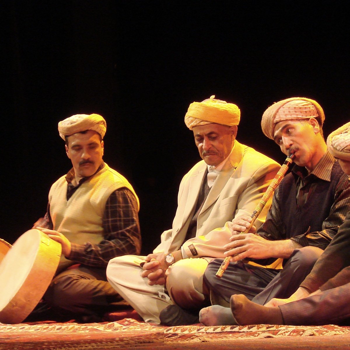 D'abord il faut savoir que la musique algerienne a l'ouest etait tres influencee par la poesie arabe bedouine, accompagnee de guesba (flute), traitant de themes tres varies.Le pionnier de ce style etait Cheikh Abdelkader El-Khaldi, lui qui etait tres influence par le melhoun