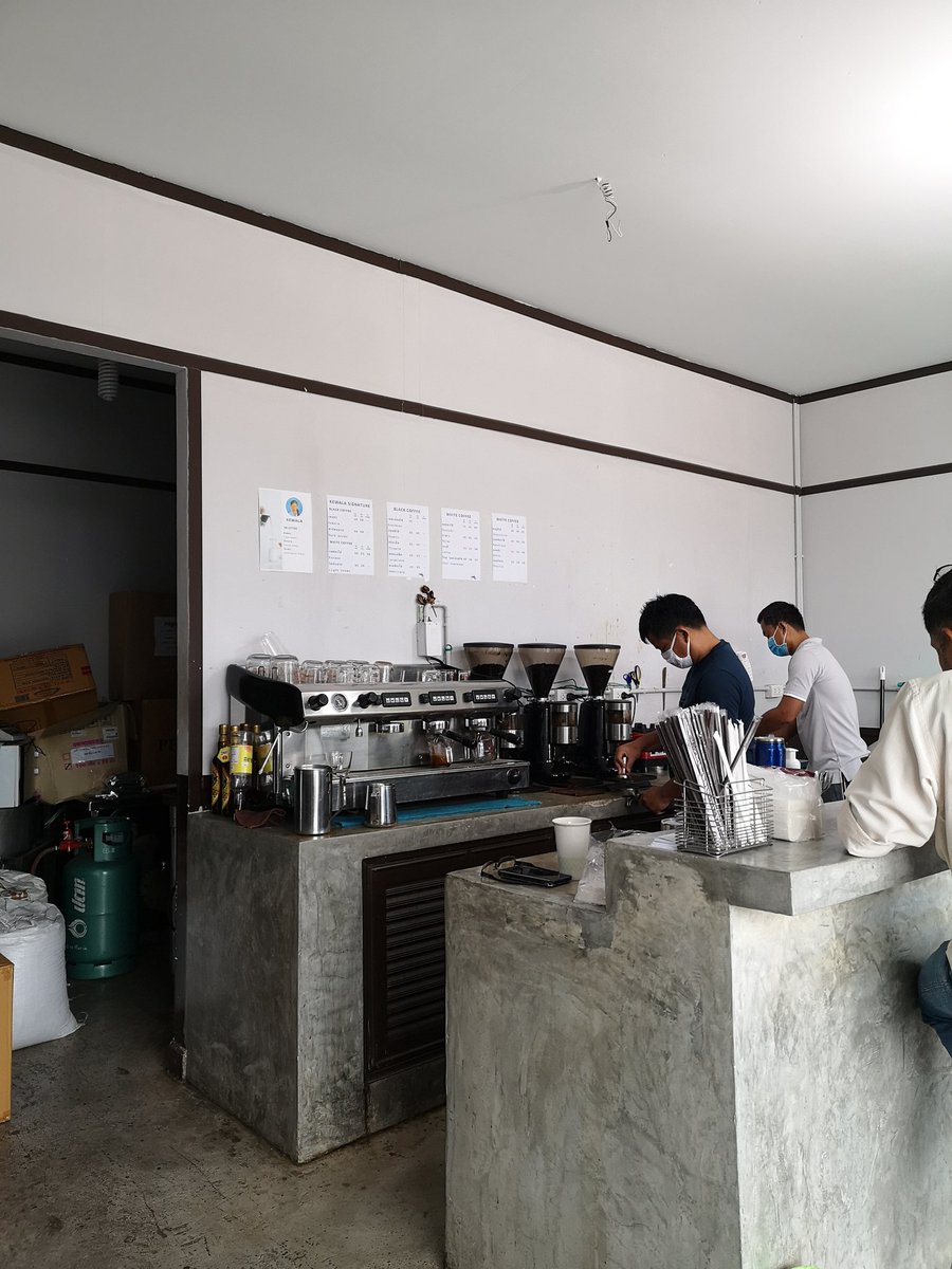 SompornSrisuwa1's tweet photo. เพิ่งซื้อบ้านนนทบุรี เพิ่งรู้ว่ามีร้านกาแฟ แบบนี้อยู่แถวบ้านด้วย
คือคอกาแฟไม่ควรพลาด‼️
คือดีมากๆ แค่เข้าไปในร้านก็รู้สึกสดชื่น กลิ่นกาแฟที่พี่เค้าคั่วเองหอมมาก
และบาริสต้ามีความรู้เรื่องกาแฟแบบลึกมาก  ถามอะไรตอบได้ แนะนำได้หมด
ราคาไม่แพง
กาแฟมีคั่ว3ระดับให้เลือกอีก 
#อร่อยไปแดก https://t.co/h7fNnnUIVP