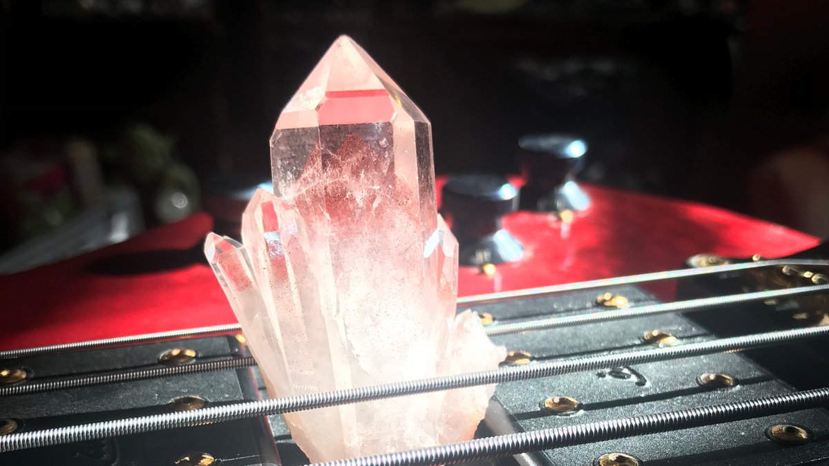 StudioMineralia's tweet photo. An astonishing fan of Himalayan Quartz, each scepter with a Phantom coated with sparkling Hematite.
The setting is a 1992 Wal Mk2 bass.
The mineral is available, the bass is not.
https://t.co/RDGbiNMpRX
#Earth #Art #Gallery #WALbass
#geology #bass #crystals #fineminerals #quartz https://t.co/tHRuxAjr1c