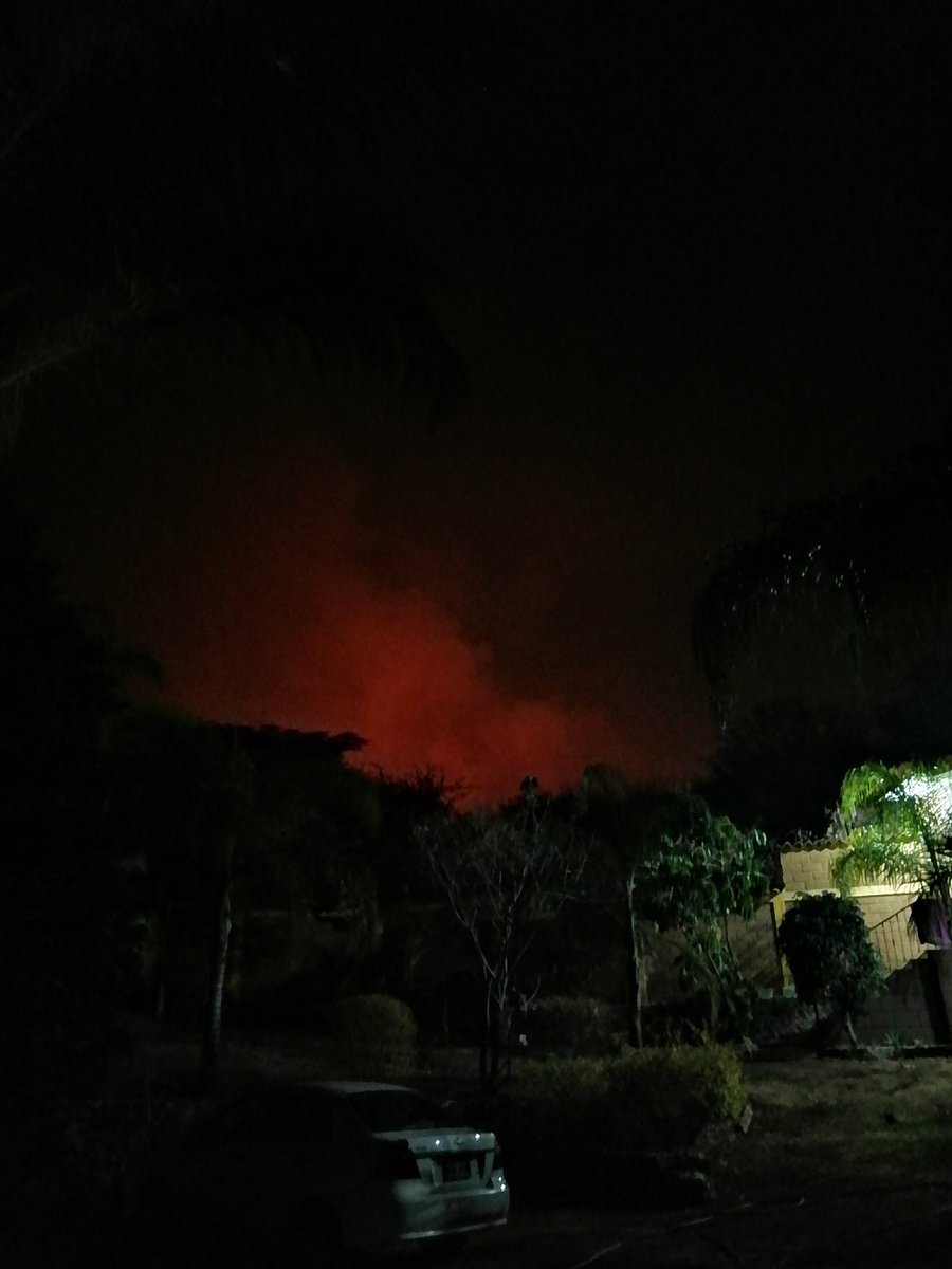 DAngelopolitano's tweet photo. Así en incendio en el cerro de  #Tepoztlan, ya van 12 horas del siniestro, y no ha sido controlado. https://t.co/mJgFjYxVqn
