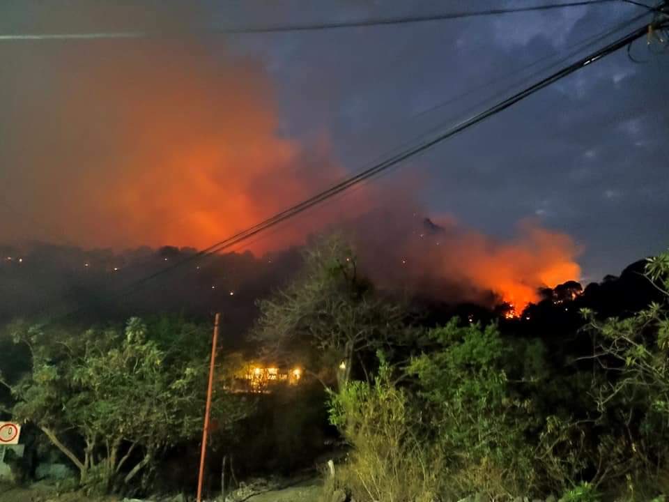 DAngelopolitano's tweet photo. Así en incendio en el cerro de  #Tepoztlan, ya van 12 horas del siniestro, y no ha sido controlado. https://t.co/mJgFjYxVqn