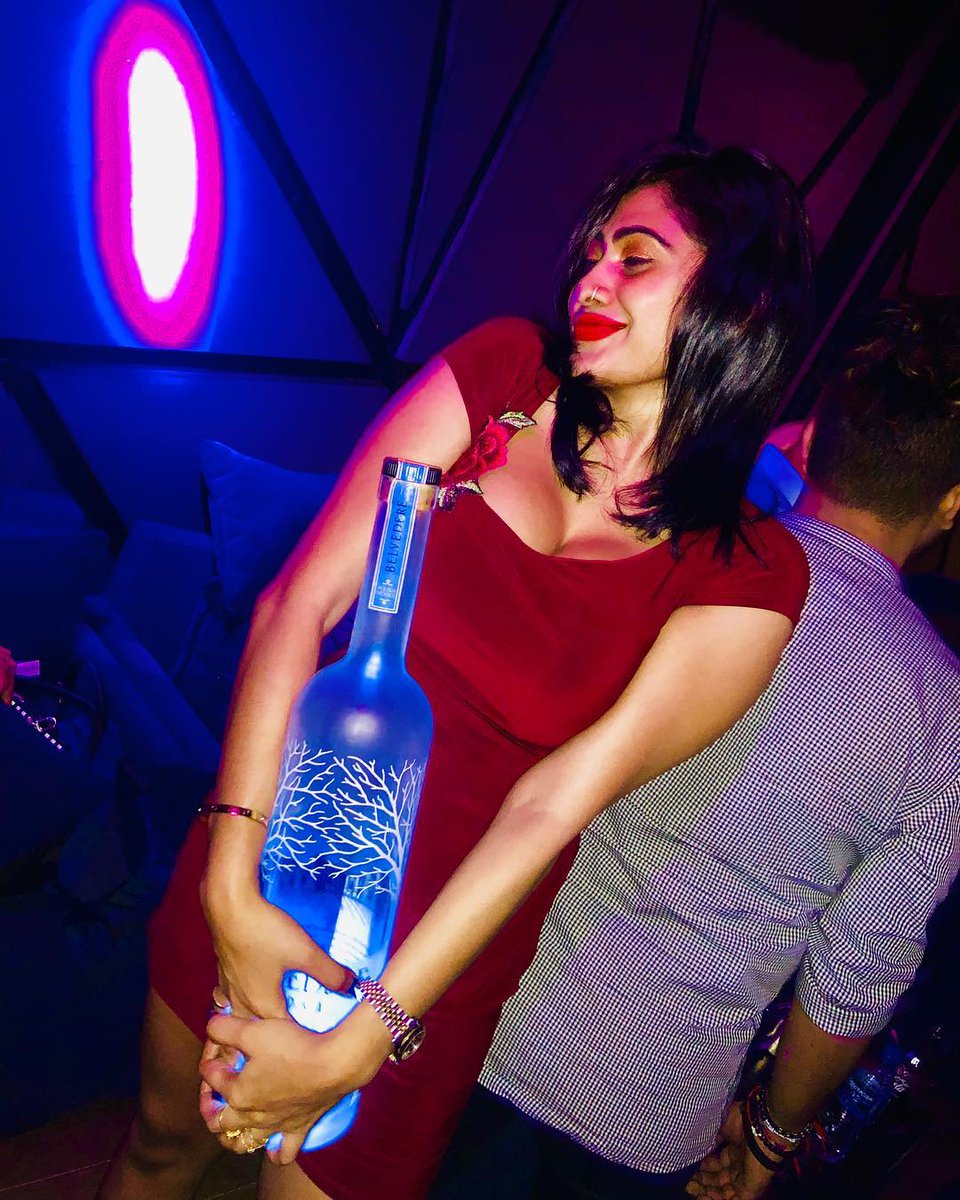 FcPiumi's tweet photo. LAST YEAR PARTY MOOD https://t.co/ij4ibsx1Yu