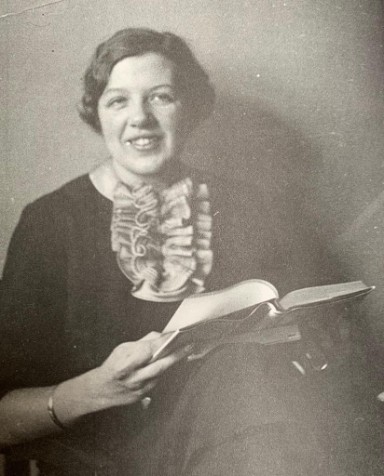 Vandaag 20 mei is Annie M.G. Schmidtdag. Tijdens haar opleiding tot bibliothecaris in het schooljaar 1932-1934 liep Annie als jonge vrouw stage bij de Bibliotheek Schiedam. Zie onze leestip: debibliotheekschiedam.nl/actueel/nieuws… #AnnieMGSchmidt #Langehaven131 #schiedam #bibliotheekschiedam