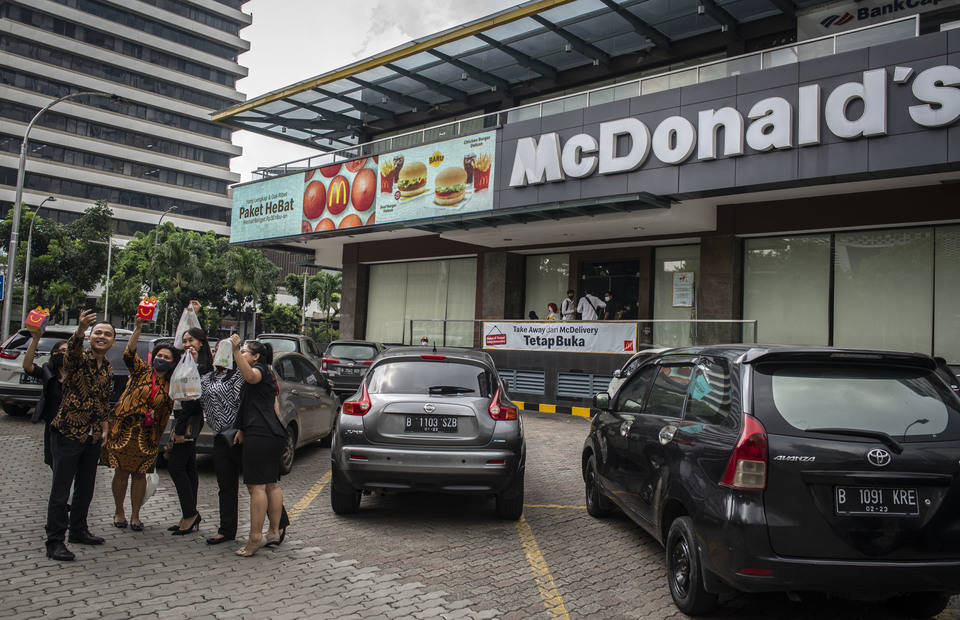 IndoAtMelb's tweet photo. The public mourning of a fast food outlet might appear pathetic at first glance. But a look at the history and pattern of urban development in Jakarta helps to explain the emotional response to the closure of McDonald's Sarinah. @catriona_cc https://t.co/JtRcHbaliG https://t.co/cJPBlUz6il