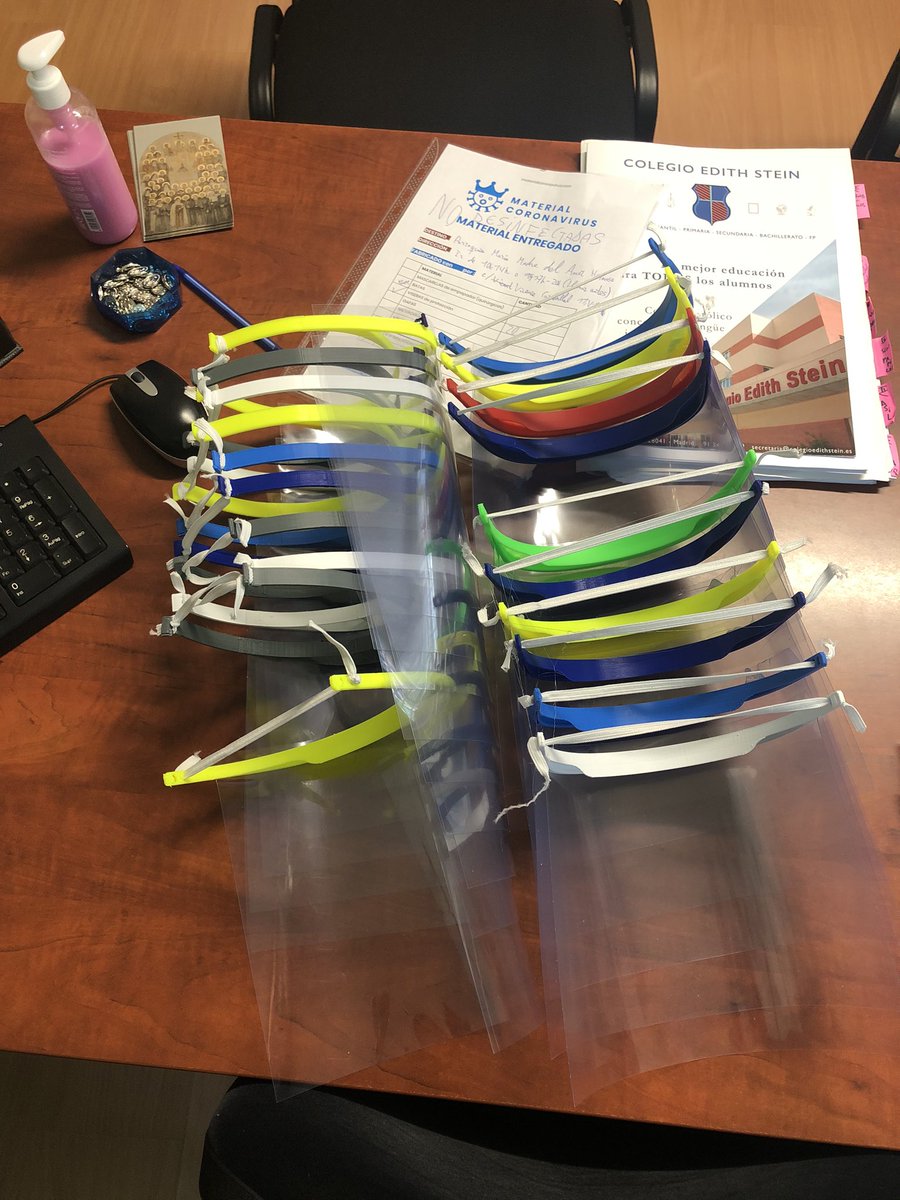 cgp1969's tweet photo. @MaterialCorona ¡Mil gracias! por vuestra #donación de estas #viseras para defendernos del 🦠 en la #pandemia del #Covid_19 https://t.co/CQORk2lYCF