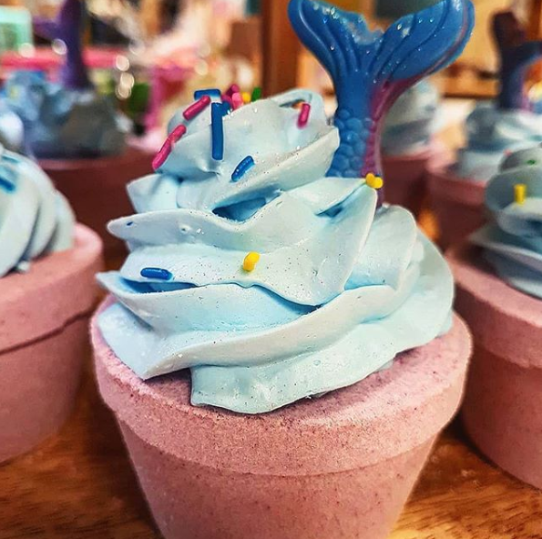 BotanicalProp's tweet photo. ๐งโโ๏ธ๐ฆMermaid & Unciorn Cupcake Bath Bombs are back!๐ฆ๐งโโ๏ธ #botanicalpropaganda #shoplocal #supportsmallbusiness #natural #vegan #cupcakebathbomb #bathartisan #bathbomb #loveyourskin
https://t.co/hGumxQraQ5 https://t.co/tMY7O2xbFH