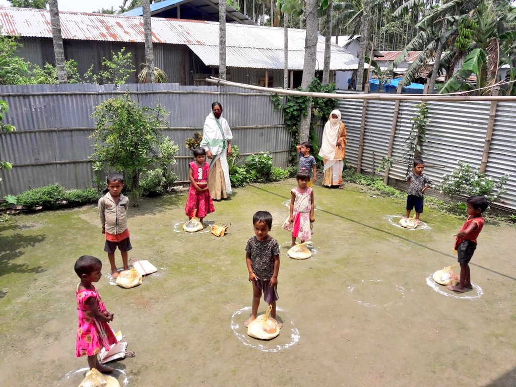 SBP_Kamrup's tweet photo. Glimpse of SNP distribution by Anganwadi Worker and Helpers amidst lockdown, thereby teaching the young beneficiaries social distancing under Chamaria ICDS Project, #Kamrup District, #Assam.

@MinistryWCD 
@SocialAssam https://t.co/FTdZCSLcuP