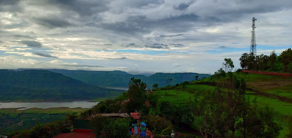 RavineHotel's tweet photo. We are getting close to the season, where clouds come and kiss the green mountain tops. Looking forward to the the Monsoon's. 
.
.
.
#ravinehotel #mahableshwar #panchgani #mountains #lakes #rivers #naturelover #walk #beautifuldestinations #incredibleindia  #viewpoint https://t.co/tywGEwuB60