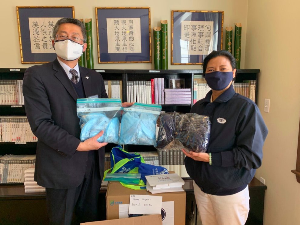 TzuChiUSA's tweet photo. This May, @TzuChiNY volunteers drove thousands of masks, 175 coveralls, 1,000 pairs of gloves, 96 eco-blankets, #TzuChiJournal issues, and some #JingSi products to the #TzuChiBoston Service Center. Help us lend a #HelpingHand at https://t.co/MpzdKaHXDK https://t.co/3rRIGZTd6o