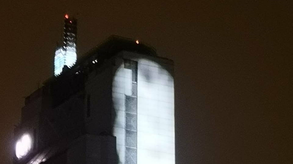 Esto pasa cuando no se cacha nada. Ese borrón de luz dice mil veces más y es un símbolo mil veces más poderoso que cualquier palabra proyectada.

Ese borrón tapando hambre dice todo sobre Chile. Gracias al "genio" detrás.