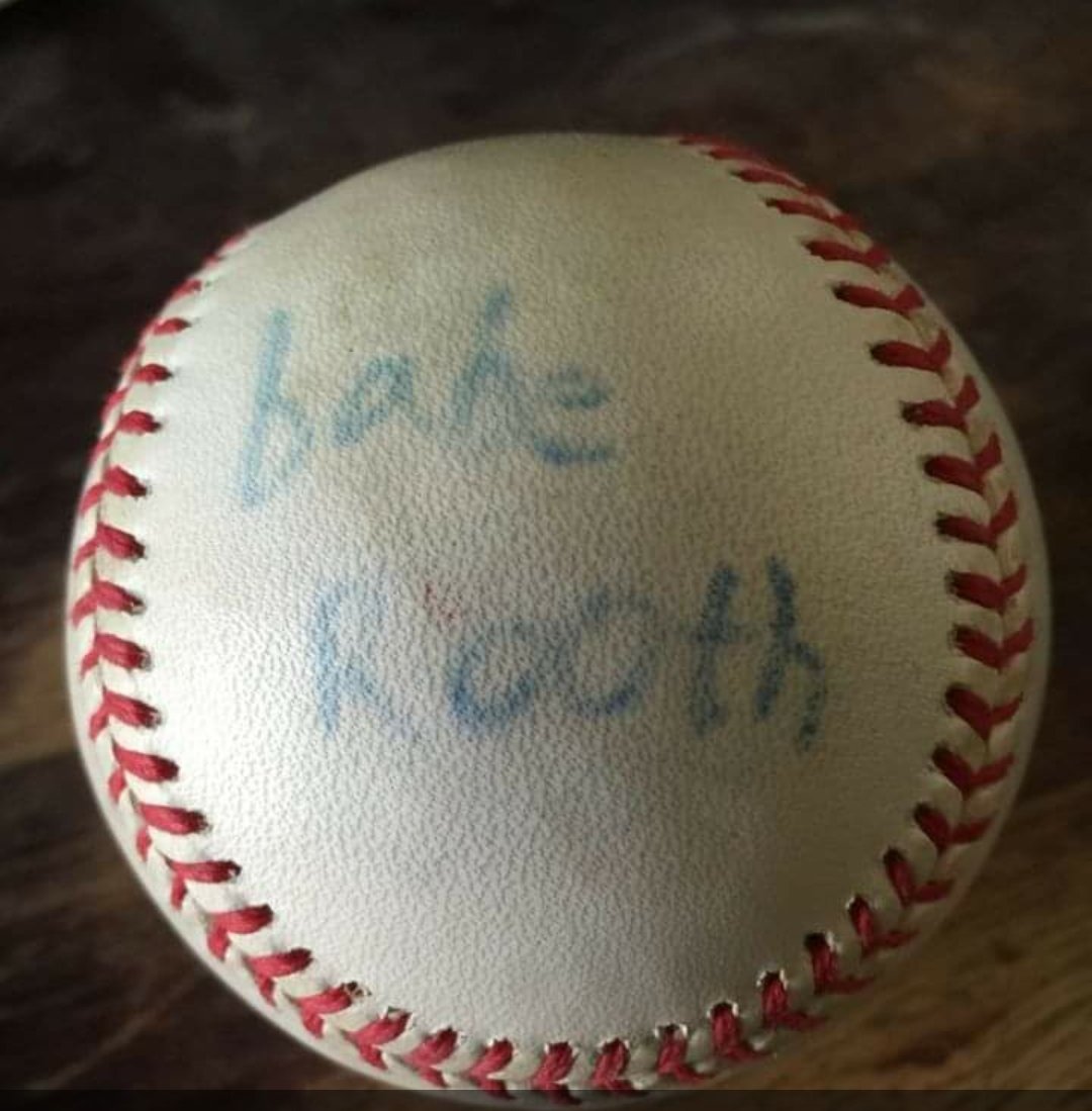 Real_sjl19's tweet photo. Anybody know whose autograph this is? 🙃 #MLBAutographs #Yankees #RedSox https://t.co/7BMuaIiWwI