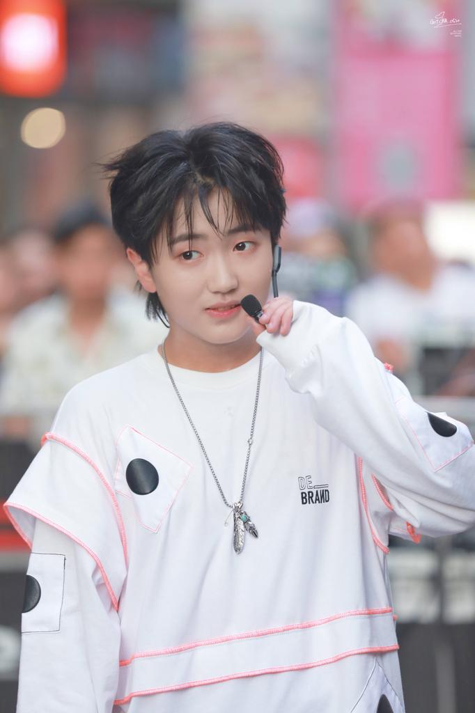 BoyStoryArchive's tweet photo. Happy Birthday to the best leader and our favorite sweet donut🍩🎂
#HappyHanyuDay https://t.co/TeKYncnG2s