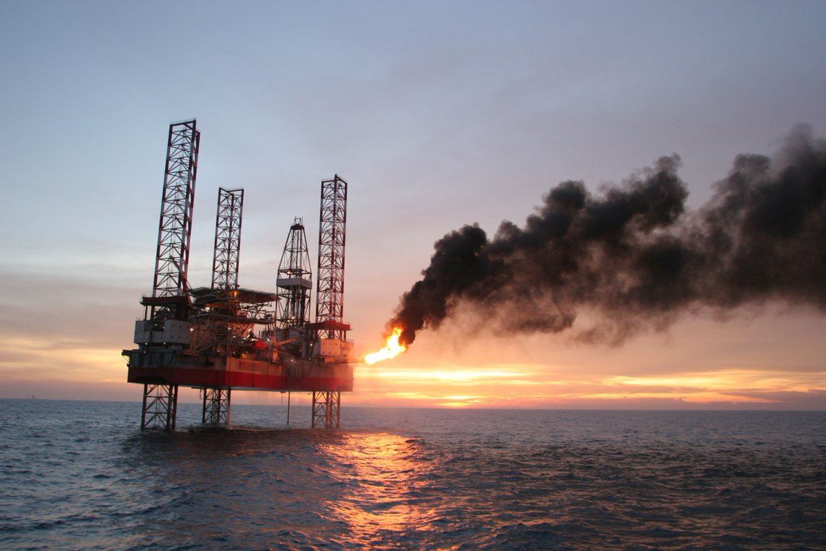 DrTMLoomis's tweet photo. New study finds the NZ petroleum industry has been engaged in a concerted lobbying and propaganda campaign to slow the country's transition to a low carbon economy and prolong dependency on oil and gas.  
 https://t.co/YlVN8JDvS0 https://t.co/QDlekUMsPR
