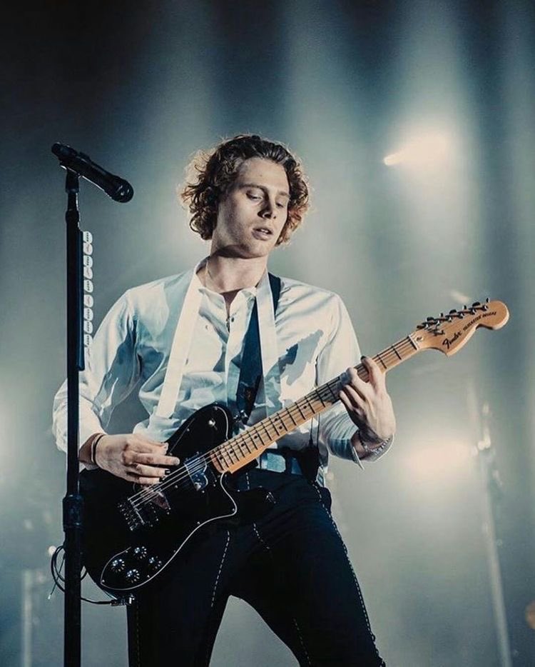 Luke Hemmings, at home on stage, a short thread -  @billboard  #10kforCALM  #AnswerBillboard