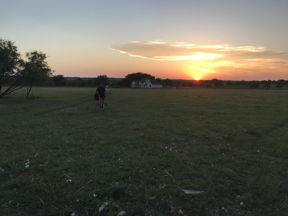 shortymsanchez's tweet photo. Después de un día de un de trabajo duro  no ay como disfrutar de la caída del sol  # Farm life https://t.co/EjaJzdXk9z