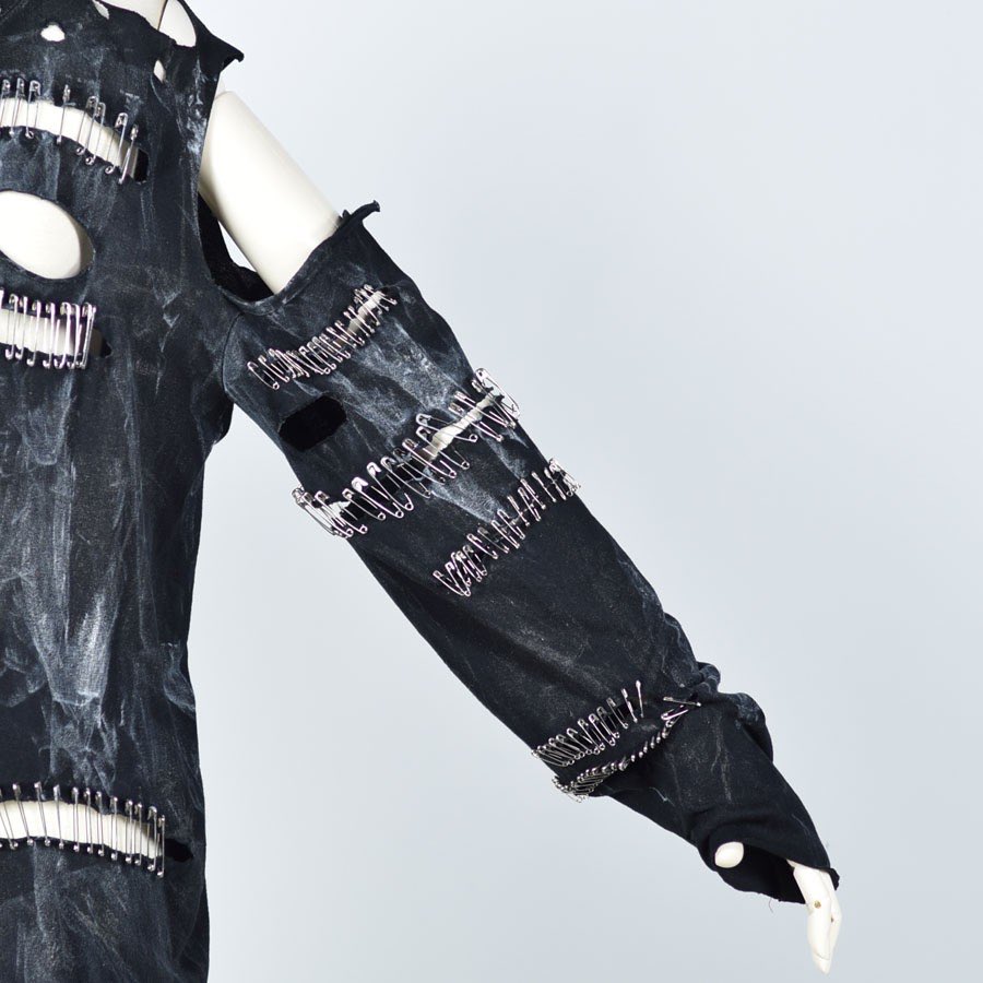 ট ইট র H Naoto H Naoto Ravrage 思いっきりストレス発散に人を傷つけてしまうような過激な服 こちら安全ピンを100本以上使っているような過激なt Sh T Co Ufsmbpgh8j チェーンの蜘蛛の巣にロゴ入りのスパイダータイピンをつけて 切り裂かれ