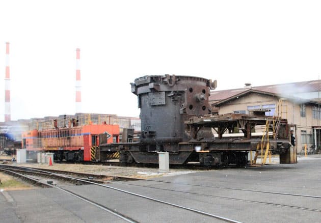 神戸製鋼の構内を走る機関車が不気味を通り越して怖すぎる と話題に 追いかけてくる時に目が光るやつ 社章に秘密結社感ある Togetter