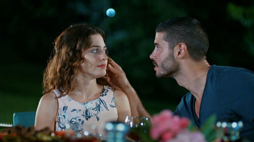 SeriesTurcasMex's tweet photo. 🇷🇴 📣 La comedia romántica #İlişkiDurumuKarışık continúa con su recorrido internacional, ahora llega a Rumanía, con el título #StadiulRelatieiComplicat.
• Estreno: el Lunes 01 de Junio, a través de #ProTvPlus.👏
#SerenŞirince & #BerkOktay https://t.co/3yRg0UnU1i