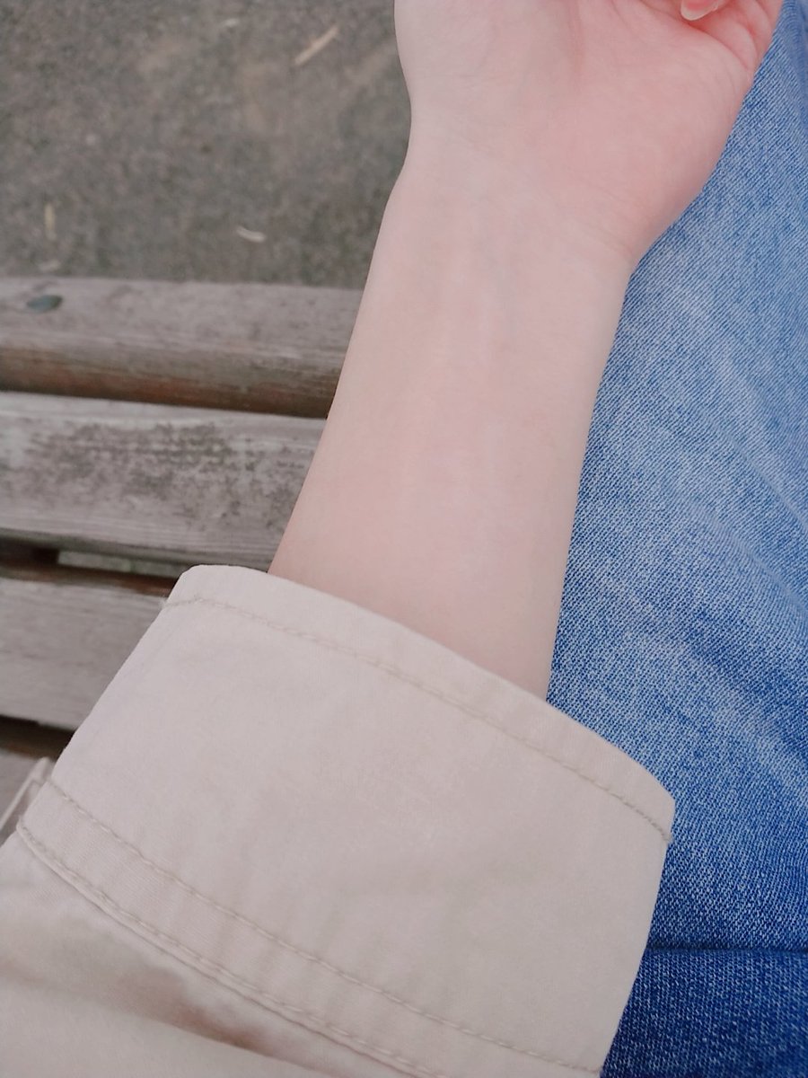 ふと腕見たら肌が白すぎてびっくりした 吸血鬼なのかもしれない