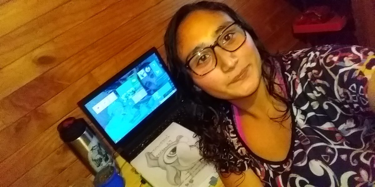 SRamidan's tweet photo. #FinalisimoIEU1 Holaaa acá estoy yo 🤓 jaja obvio siempre acompañada de mi mate para concentrarme con cada copia que nos han mandado. 🙊 Aparte de mi compu y las copias de Instituciones educativas 🧠📝 
Adquiriendo los conocimientos necesarios para comenzar con la 2° unidad ✌️🖍️ https://t.co/tp1Xn8hVjm