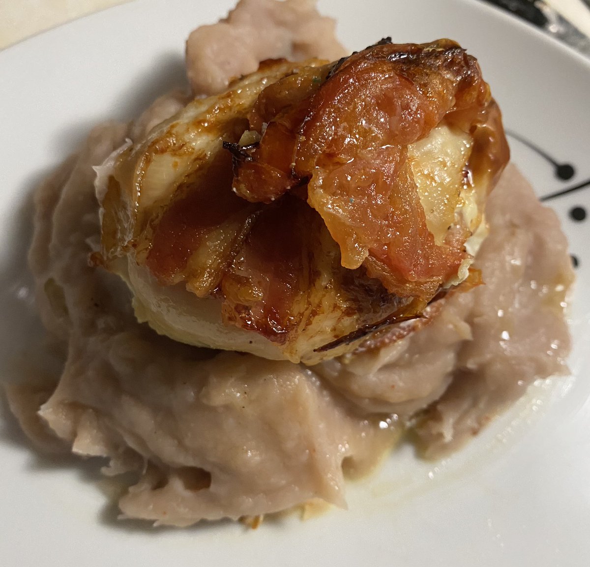 evelynmroman's tweet photo. Demasiado tiempo libre: #Pechugarellena de #tomate y #quesomozarella , envuelta en #bacon. Acompañada de #majadodeyautía #cocinandolacuarentena #quarantinelife #quarentinecooking #cocinaencasa #cocinandoencuarentena @CesarLizasuain https://t.co/5neIfkEoHE
