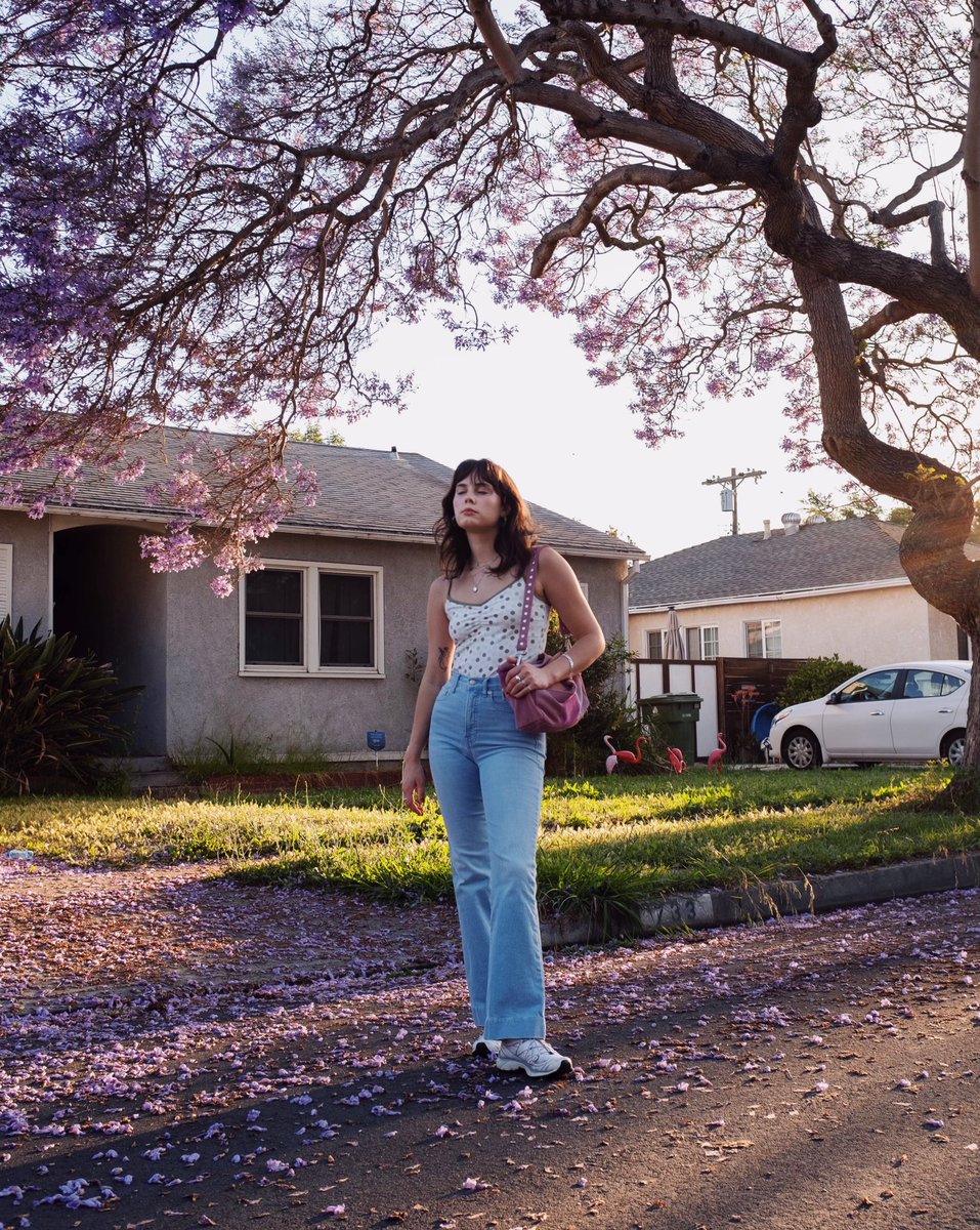 ardenrose's tweet photo. I’m reverting back to a simpler time. A time when gaucho stretch pants were a fashion staple. A time when Limited Too was a status symbol, and tank tops exclusively featured attached shelf bras. Let my jeans be flared and my lipgloss be Candy Baby by Victoria’s Secret. 🕊 https://t.co/Qay97iRiGf