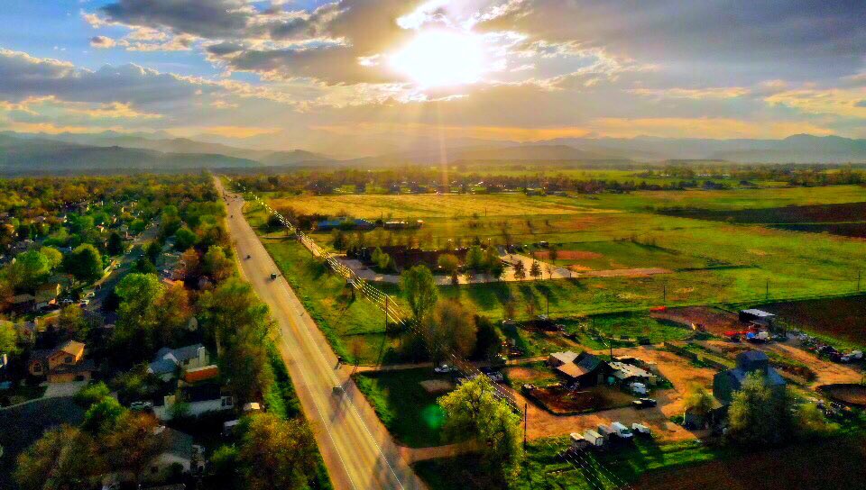 FlyingHighPhoto's tweet photo. Beautiful sunset tonight in Longmont. #flyinghigh #dronephotography #drone #colorado #sunset https://t.co/i8huudwFYp