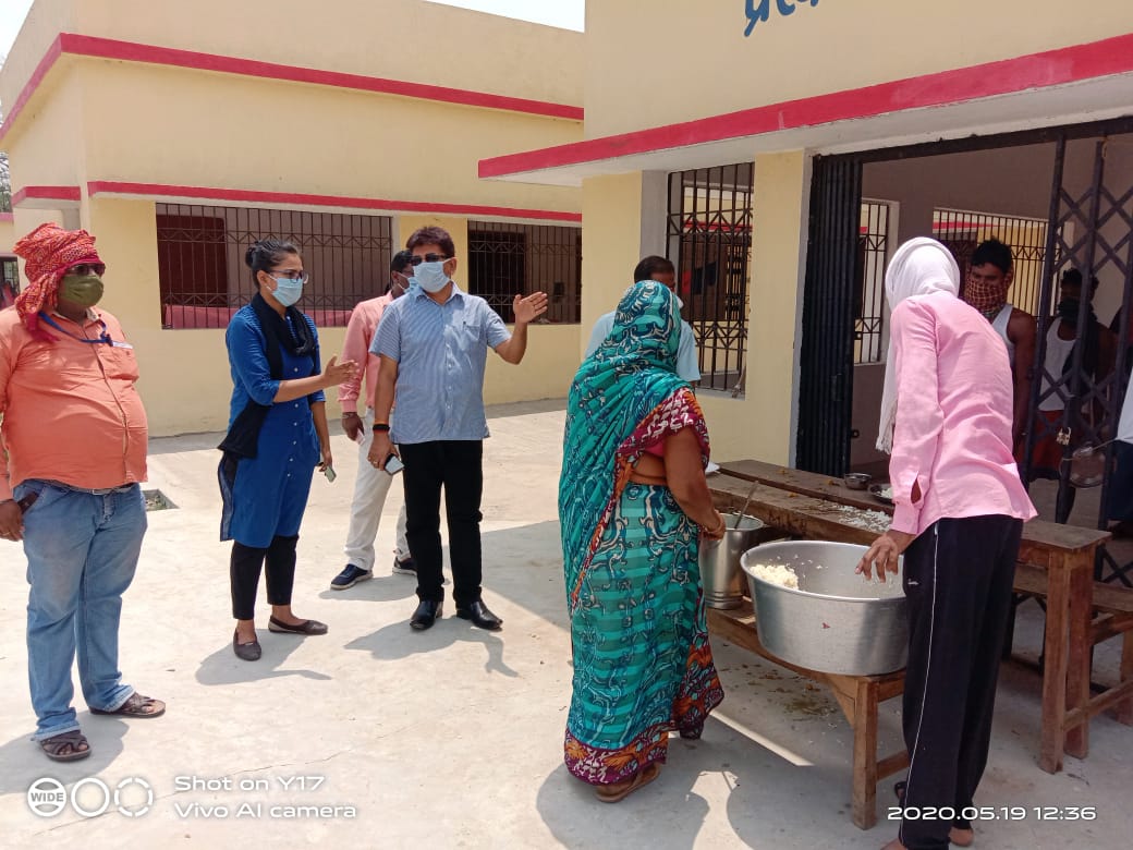 NooriPerween's tweet photo. Inspection of food during lunch @ quarantine centre of udwantnagar with ADM Bhojpur #biharfightcorona #deputycollectors
#basofficers ,Dignity kit distributed to migrants at another centre.@AssociationBas https://t.co/IWHHhOJ9Eb