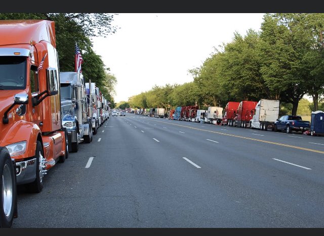 TruckerNation85's tweet photo. TOGETHER WE ACCOMPLISH MORE  #Day19 #Truckers 💪🏻#ConstitutionAve slowly progress is being made. Little steps can turn into big steps. Keep up the effort guys. We will get that seat at a table. #NeverGivingUp 🚛🇺🇸 https://t.co/uzYRXmvvWy