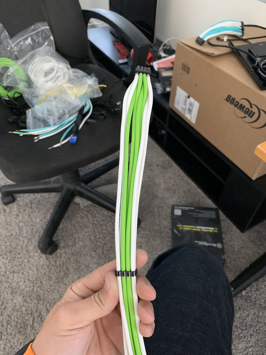 Nakatanii1's tweet photo. So started getting into custom pc cables and I did my first set and didn’t fuck them up 🤘🏼 #pc #custompccables #customcables https://t.co/fzSKonzy6o