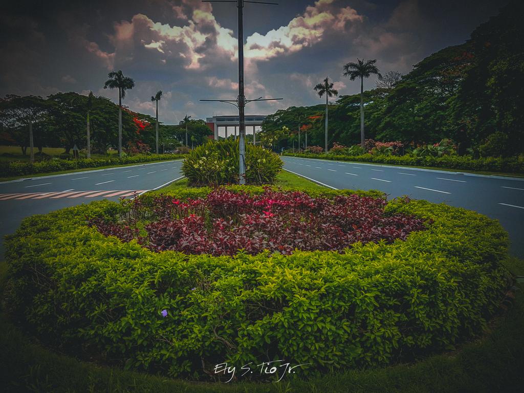 onztee11's tweet photo. Liwanag sa Dilim(an)
Hindi nakakasawang puntahan. Ang sarap balik-balikan. 'Yan ang U.P. Diliman. 💚❤
#whenindiliman
#ECQ
#Covid19 https://t.co/8yUWM93nQV