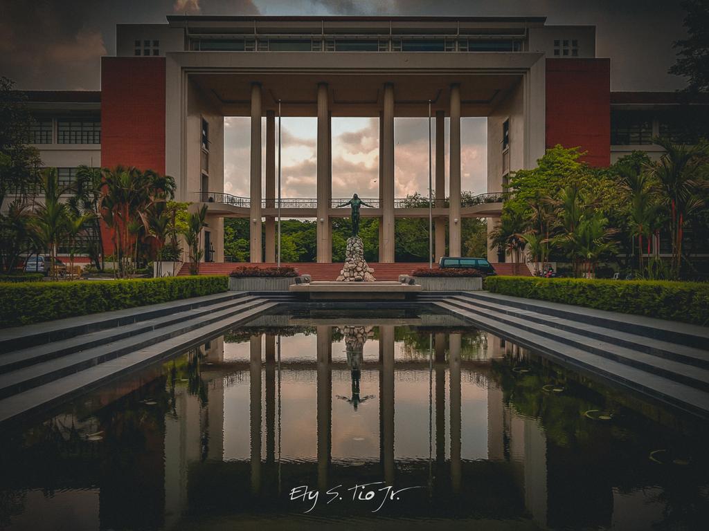 onztee11's tweet photo. Liwanag sa Dilim(an)
Hindi nakakasawang puntahan. Ang sarap balik-balikan. 'Yan ang U.P. Diliman. 💚❤
#whenindiliman
#ECQ
#Covid19 https://t.co/8yUWM93nQV